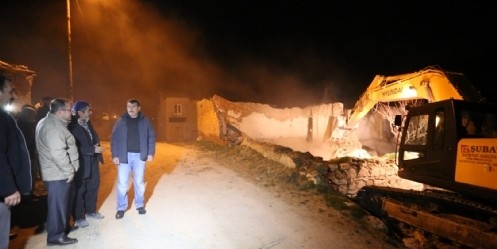 Harebe yapılar yıkılarak mahalleye kazandırılıyor