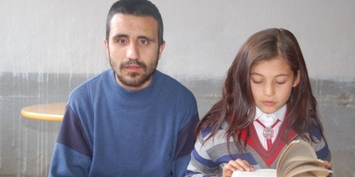 Çocuk, yaşlı ve görme engelliler için kitap okuyorlar