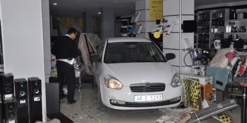 Sürücü vitesleri karıştırdı, otomobil işyerine girdi
