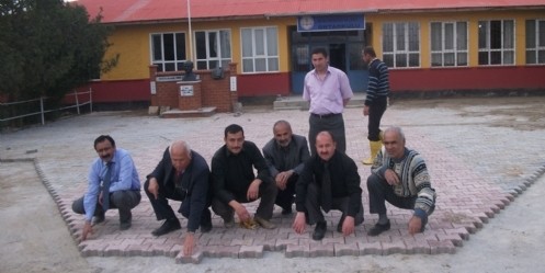 Okul bahçesine kilit parke döşediler 