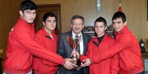 Güreşçilerden gümüş kupa hediye