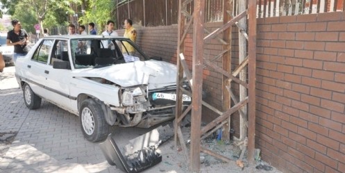 Otomobil önce yayaya, sonra duvara çarptı