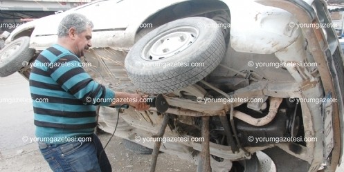 Otomobilini Yan Yatırıp Tamir Etti