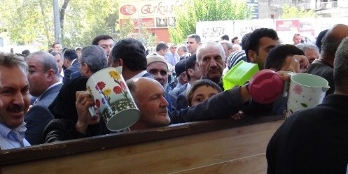 5 Bin Kişiye Aşure İkram Edildi