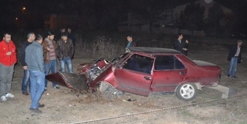 Otomobil Beton Direğe Çarptı