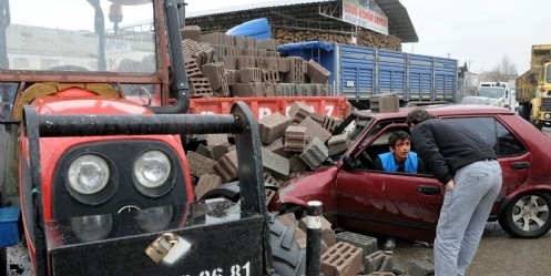 Traktör ile Otomobil Çarpıştı; 2 Yaralı 