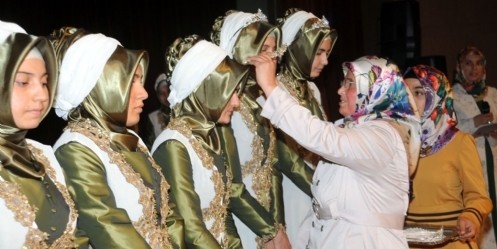 Kadın hafızlar taç giydi 