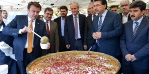 Erkoç; Aşure Dağıttı