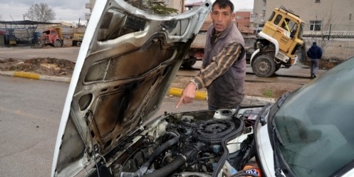 Alev alan otomobildeki yangını oto yıkamacı söndürdü
