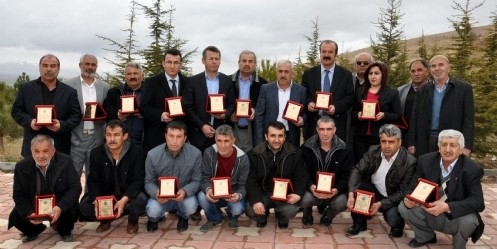Meclis Üyelerine ve Personele Plaket 