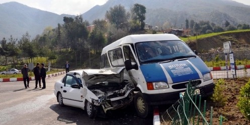 Minibüs ile Otomobil Çarpıştı; 4 Yaralı 