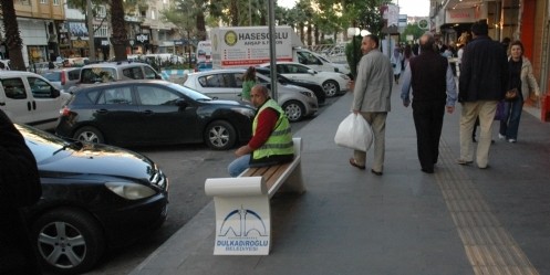Kaldırımlarda oturak uygulaması