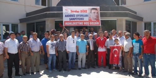 Şampiyon güreşçiye coşkulu karşılama
