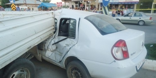 Zincirleme kazada 3 araç birbirine girdi