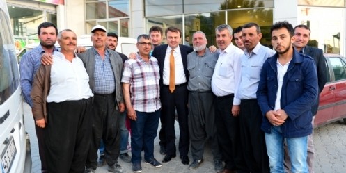 Başkan Erkoç vatandaşlarla kucaklaştı