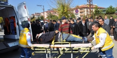Motosiklet Kamyonete Çarptı; 1 Yaralı