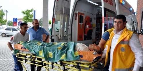 Kıyafeti Çapa Makinesine Sıkışan Çiftçi Yaralandı