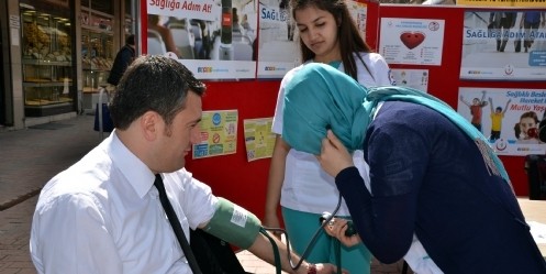 Öğrenciler farkındalık için tansiyon ölçtü