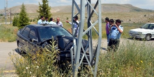 Otomobil elektrik direğine çarptı, 2 yaralı 