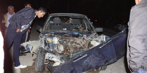 Otomobil traktöre çarptı; 4 yaralı