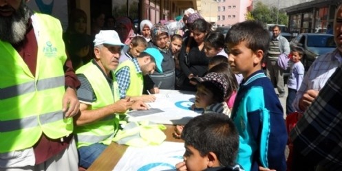 Beşir Derneği Öğrencilere kırtasiye malzemesi hediye etti