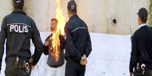 Eşine kızan şahıs üzerine benzin dökerek kendini yaktı