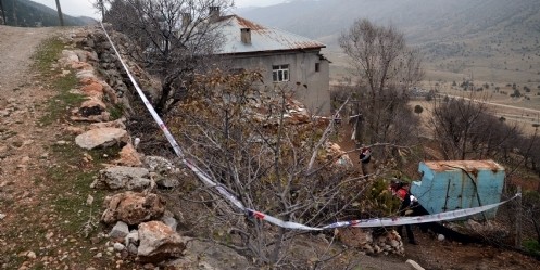 Yol açmak için hazırladığı dinamit elinde patladı 