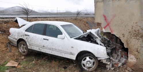 Ahıra çarpan otomobilin sürücüsü yaralandı
