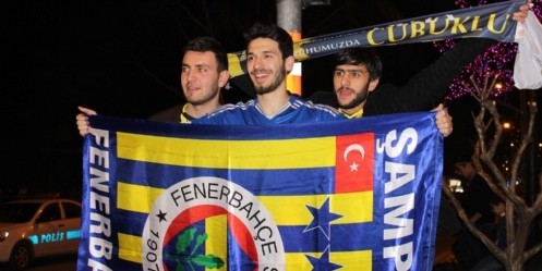 Fenerbahçe galibiyeti sokağa taştı