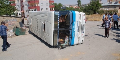 Otobüs ile otomobil çarpıştı; 7 yaralı
