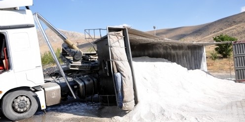 Damper Pistonu Kırılan Kamyon Devrildi; 1 Yaralı 