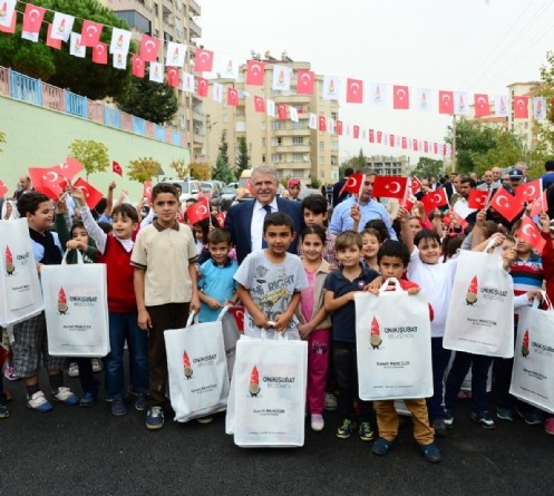 Başkan Mahçiçek, ``Kitaplar Devletten, Çanta ve Kırtasiye Seti Onikişubat Belediyesi`nden