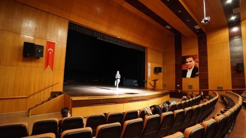 Tiyatro Okulunda Oyuncu Seçmeleri Heyecanı
