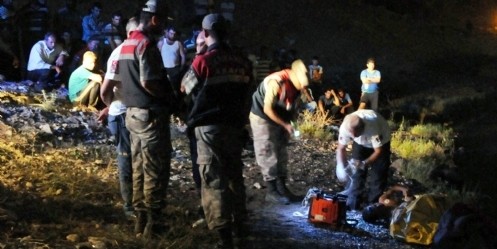 Nehir kenarında oynayan 2 çocuk boğuldu
