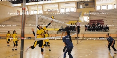 Genç kızlar voleybol turnuvası başladı