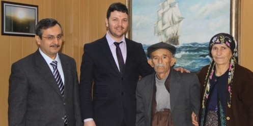 Yaşlı adama protez göz bebeği
