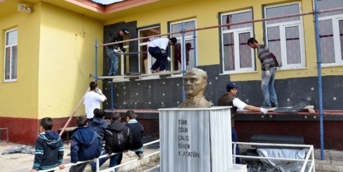 Kursiyerler Okul Duvarını Ücretsiz Kapladı