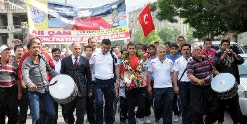 Şampiyon Güreşçiye Coşkulu Karşılama