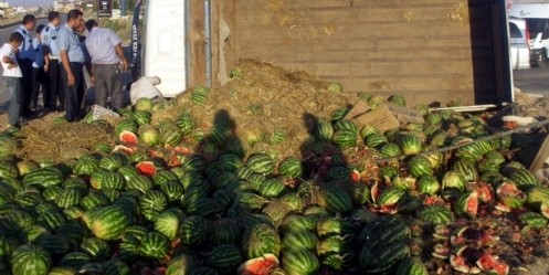 Karpuz yüklü kamyonet devrildi; 1 yaralı