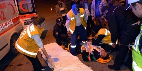 Polisin ``Dur`` İhtarına Uymayan Otomobil Kaza Yaptı