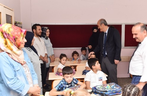 Başkan Okay, Eğitim Öğretimin İlk Günü Öğrencileri Yalnız Bırakmadı
