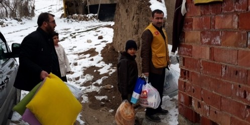 İyilik-Der, yetim ve öksüz çocukları sevindirdi
