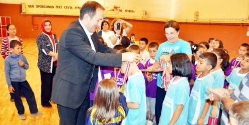 Çocuklar, geleneksel oyunlarla tanışıyor 