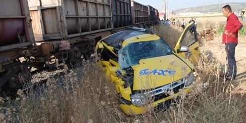 Yük treni otomobile çarptı, 1 yaralı 