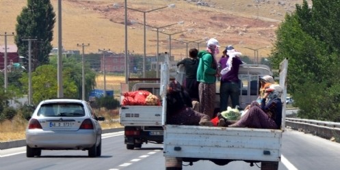 Kamyonet kasasında tehlikeli yolculuk 