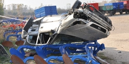 Takla Atan Otomobil Pulluğun Üzerine Düştü