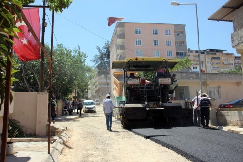 KMBB Menderes Mahallesine Sıcak Asfalt Seriyor