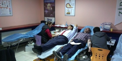 Zirve Dershanesinden anlamlı kan bağışı
