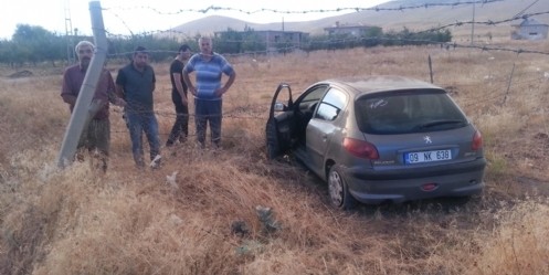 Tekeri patlayan otomobil tarlaya uçtu