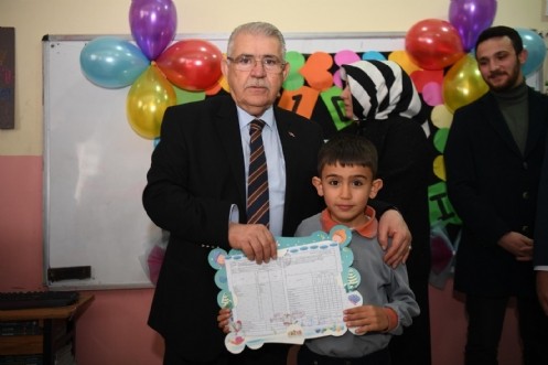 Başkan Mahçiçek, Öğrencilerin Karne Heyecanını Paylaştı